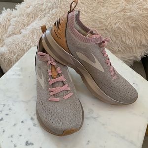 🏃🏻‍♀️ Brooks Rose Gold Levitate NWOB - size 7